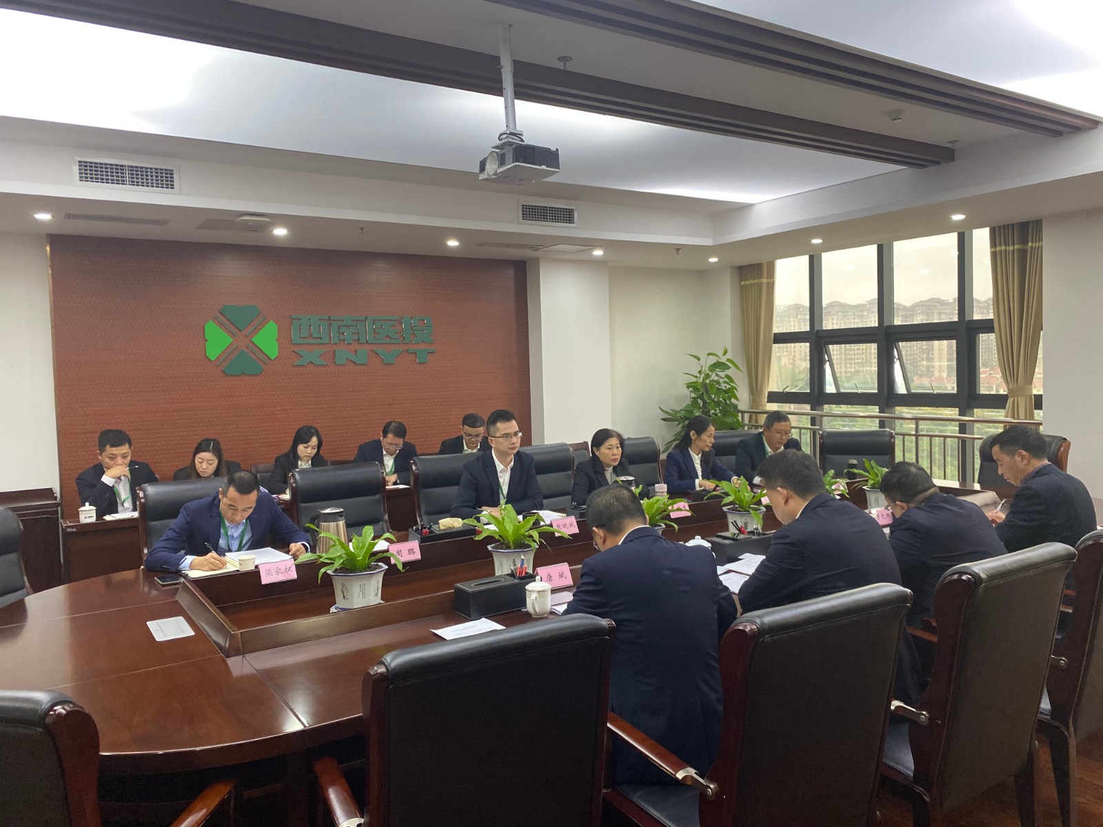 西南醫(yī)投集團(tuán)副總經(jīng)理熊曉斌帶隊到醫(yī)療投資公司調(diào)研經(jīng)營管理工作.jpg