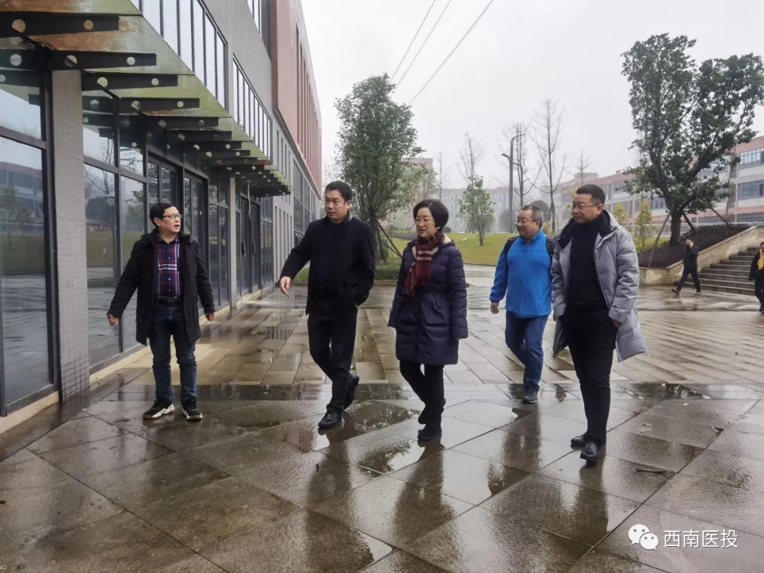 西南醫(yī)投集團(tuán)董事長黃露調(diào)研瀘州醫(yī)療器械職業(yè)學(xué)院項目推進(jìn)情況
