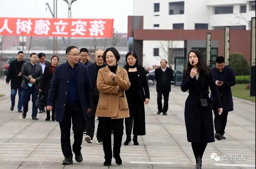 西南醫(yī)科大學(xué)附屬中醫(yī)醫(yī)院院長(zhǎng)劉健率隊(duì)調(diào)研西南醫(yī)投集團(tuán)