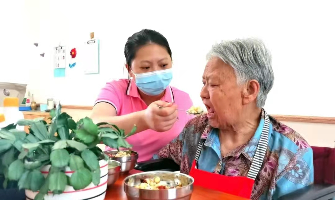 養(yǎng)老服務(wù)顯身手：醫(yī)養(yǎng)投資公司員工袁霞榮獲“瀘州市巾幗建功標(biāo)兵”稱(chēng)號(hào)